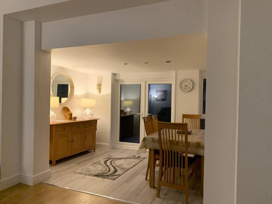 Historic Picturesque Apartment 펨브로크 외부 사진